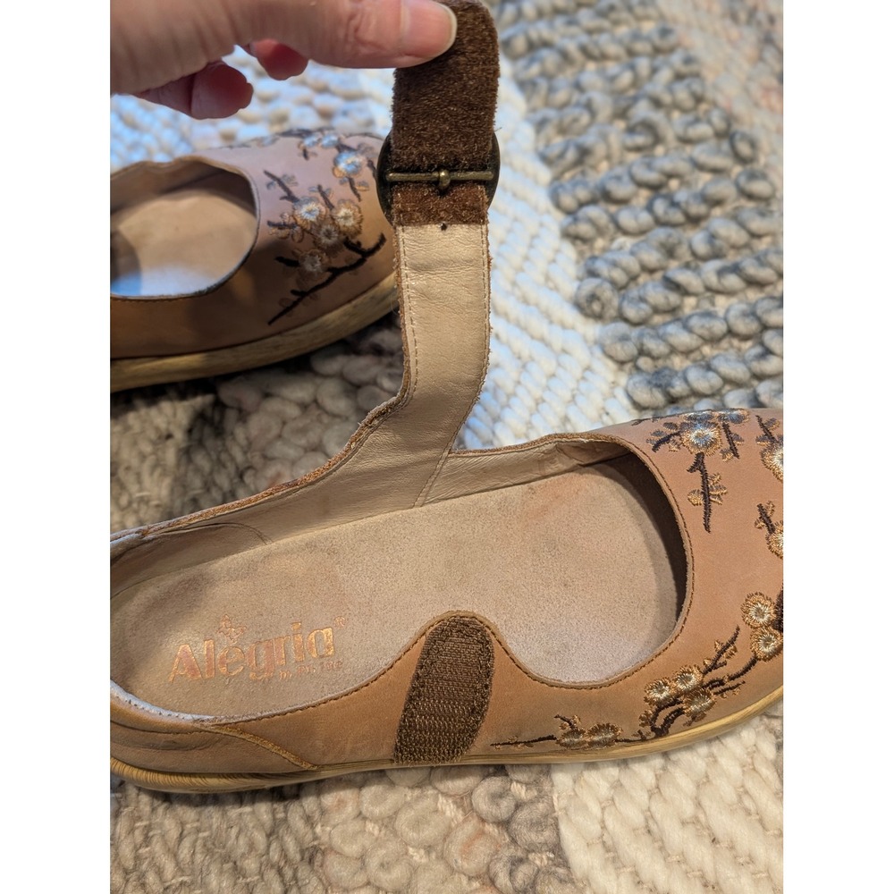 Alegria Kourtney Tan Leather Floral Embroidered Mary Jane Clogs Size 37 6.5 - Picture 3 of 9